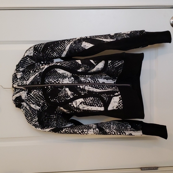 Lululemon Scuba Jacket Black & White Print - Size 6 - Picture 1 of 8